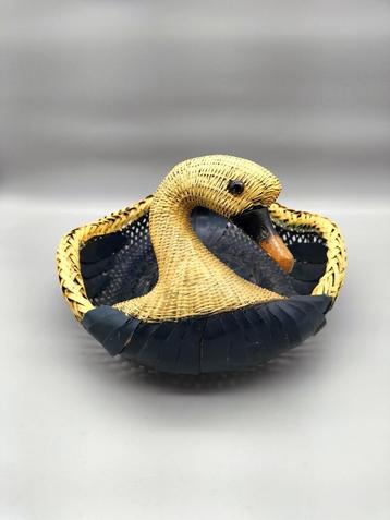 Vintage rieten mand gans beschikbaar voor biedingen