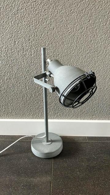 Leuke industriële tafellamp beschikbaar voor biedingen