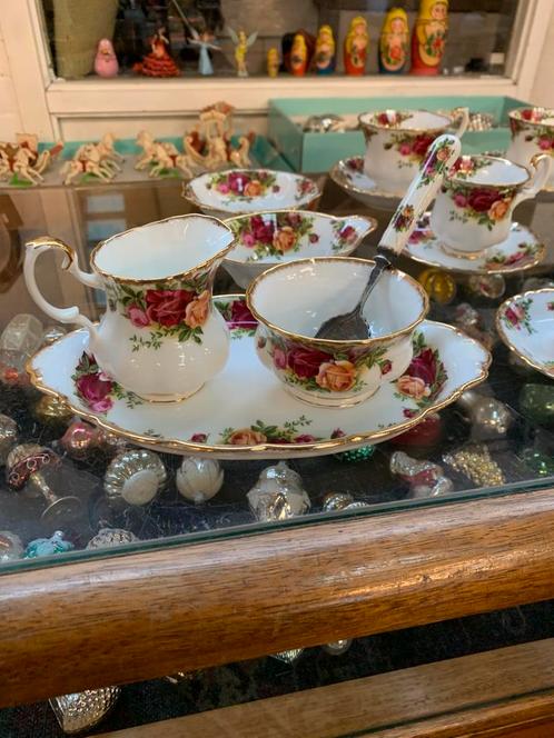 Servies Royal Albert old country roses kop en schotels enz, Antiek en Kunst, Antiek | Servies los, Ophalen of Verzenden