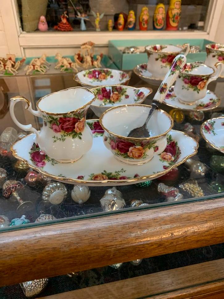 Servies Royal Albert old country roses kop schotels theepot, Antiek en Kunst, Antiek | Servies los, Ophalen of Verzenden