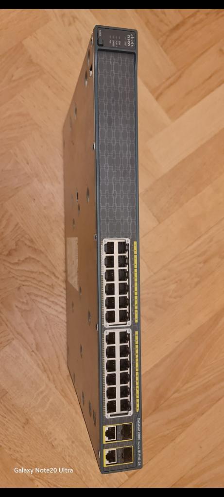Cisco 2960 24 Poorts Switch – Betrouwbare Netwerkoplossing!, Computers en Software, Netwerk switches, Zo goed als nieuw, Ophalen of Verzenden