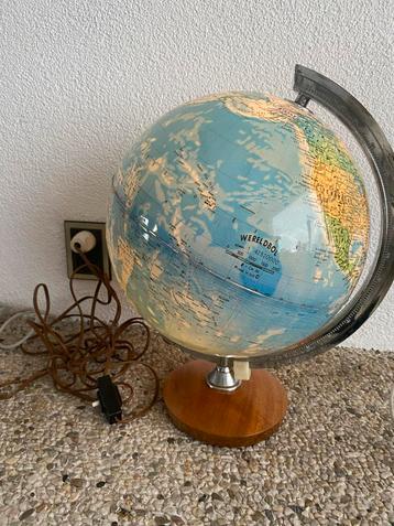 Vintage Wereldbol met Verlichting beschikbaar voor biedingen