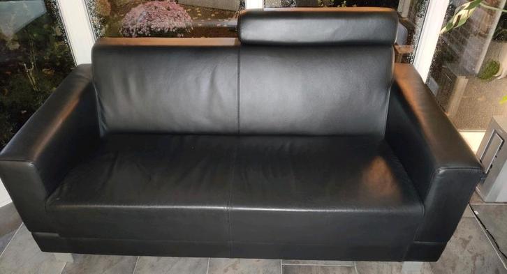 2-zits zwart lederen bank (2 stuks beschikbaar!), Huis en Inrichting, Banken | Bankstellen, Gebruikt, Rechte bank, Tweepersoons