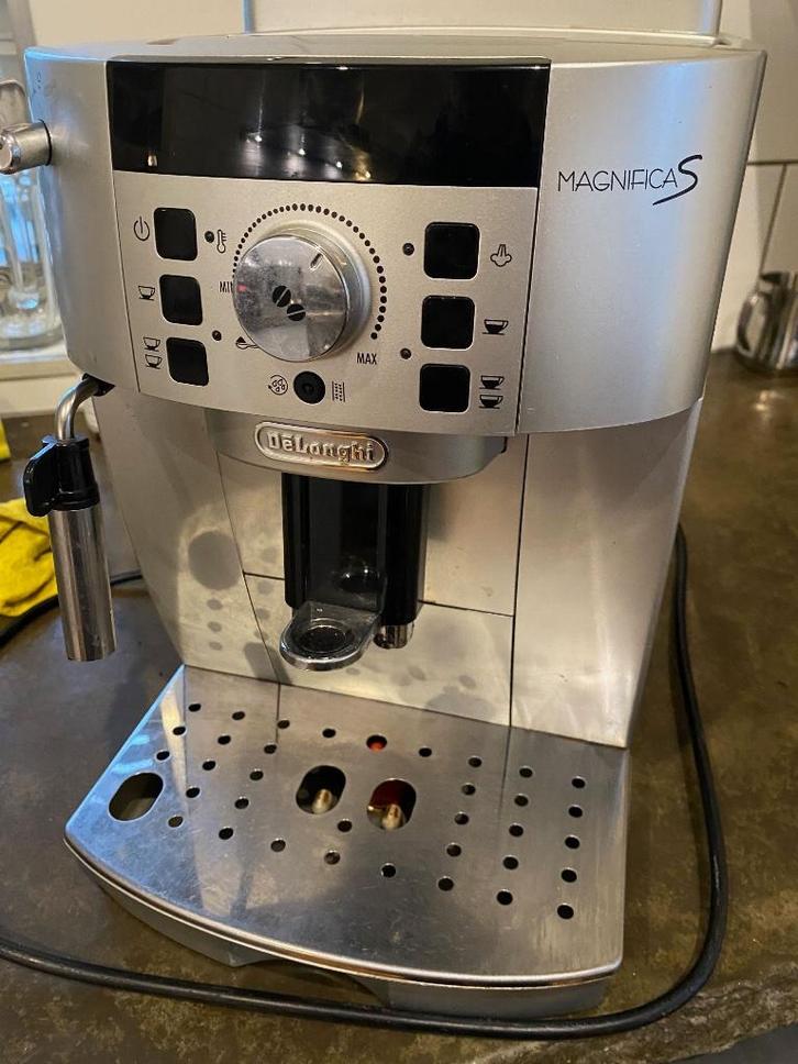 DeLonghi Magnifica S volautomatische espressomachine, Witgoed en Apparatuur, Koffiezetapparaten, Gebruikt, Koffiebonen, Espresso apparaat