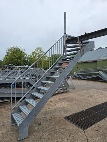 Stalen hoektrap gegalv. Hoog 3,35 mtr. Nob070 beschikbaar voor biedingen