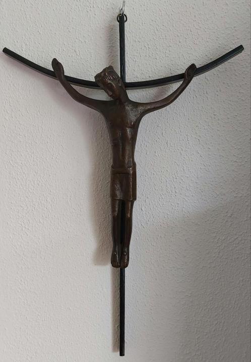 Crucifix brons Jezus aan het kruis gestileerd ontwerp., Verzamelen, Religie, Gebruikt, Beeld(je), Ophalen of Verzenden