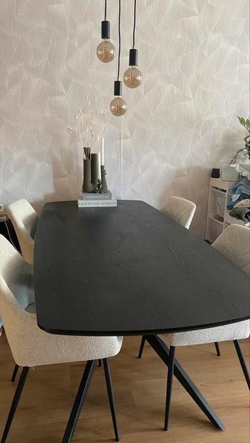 Zwarte eettafel + vier beige eetkamerstoelen