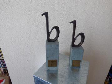 2 STUKS ZWARE BRONZE PRIJZEN OP EEN NATUURSTEEN SOKKEL  beschikbaar voor biedingen