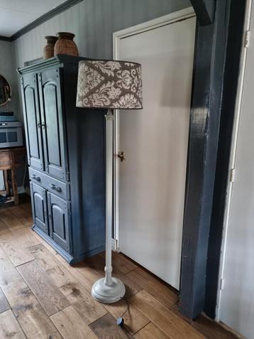 Prachtige staande vloerlamp met kap beschikbaar voor biedingen