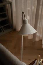 Vintage witte staande lamp, Huis en Inrichting, Lampen | Vloerlampen, Ophalen, Zo goed als nieuw, Metaal, 150 tot 200 cm
