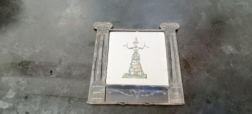 antieke tegel met oosterse schone in metalen lijst, Antiek en Kunst, Antiek | Wandborden en Tegels, Ophalen of Verzenden