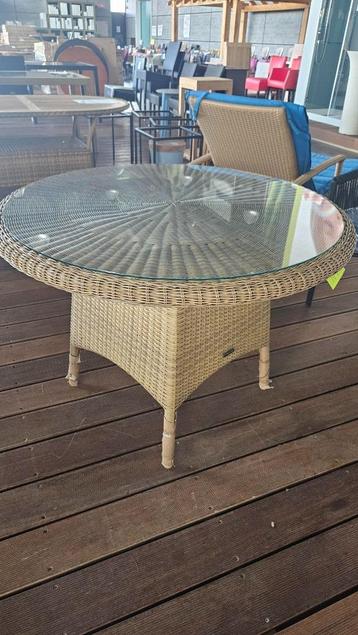 Rotan tafel voor serre/terras beschikbaar voor biedingen