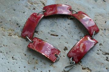 Armband met rood emaille beschikbaar voor biedingen