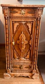 Antiek nachtkast mooie houtbewerking handgesneden, Ophalen