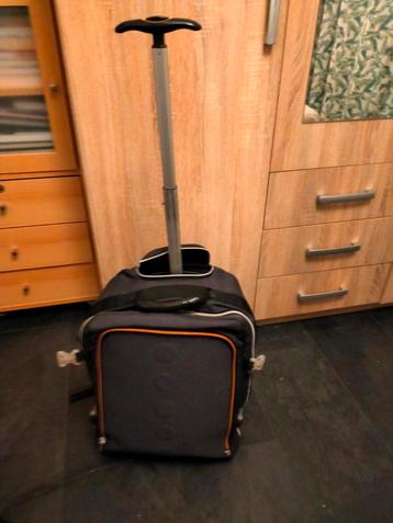 Reiskoffer met wieltjes beschikbaar voor biedingen