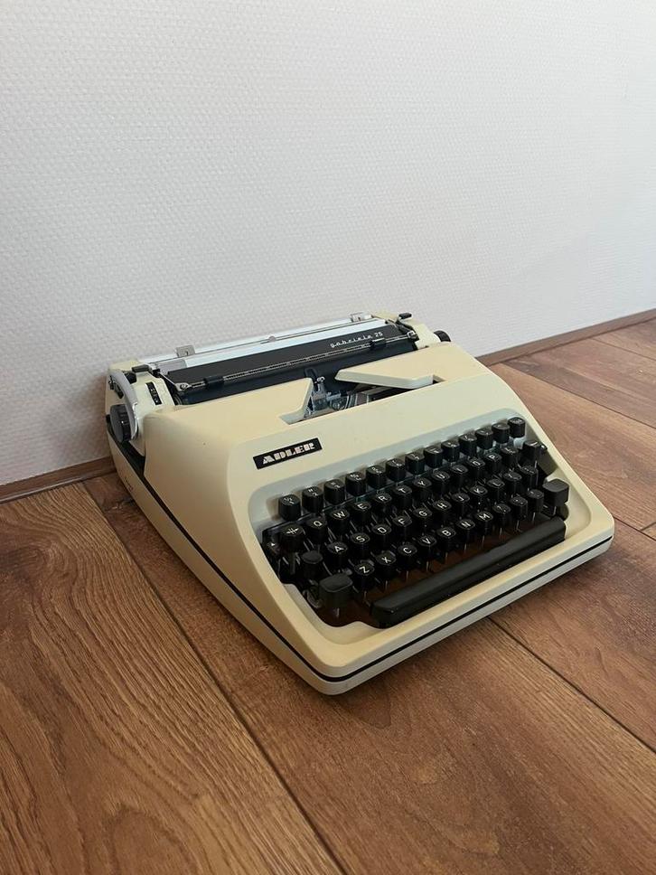 Typemachine Adler Gabriele 25, Diversen, Typemachines, Zo goed als nieuw, Ophalen