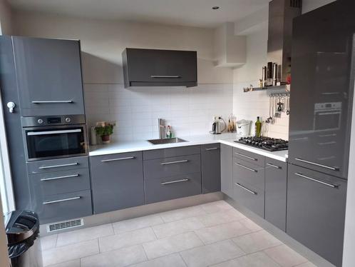 Mooie hoekkeuken,  kleur grijs hoogglans., Huis en Inrichting, Keuken | Complete keukens, Zo goed als nieuw, Hoekkeuken, Kunststof