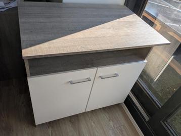 Commode met wandplank  beschikbaar voor biedingen