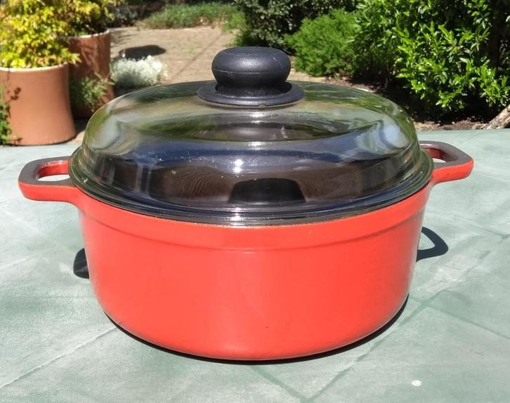 MADE IN FRANCE vintage gietijzer stoofpan. Dutch oven. 24 cm, Huis en Inrichting, Keuken | Potten en Pannen, Gebruikt, Koekenpan of Braadpan
