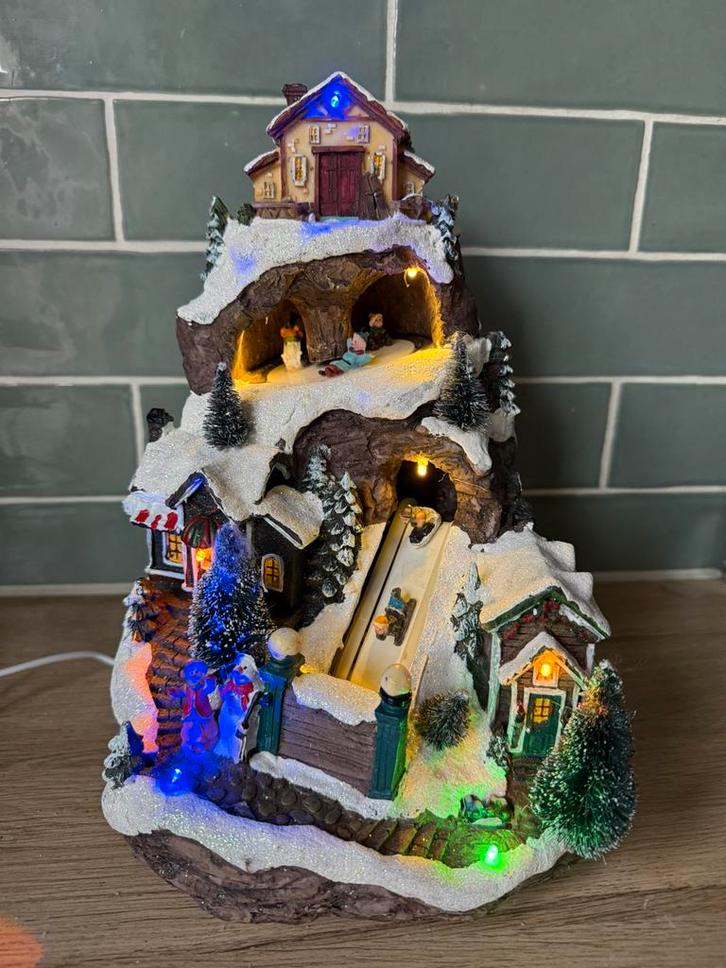 Kerstdorp, berg huis sleeën 🛷 en 🎵   Alles werkt!, Diversen, Kerst, Zo goed als nieuw, Ophalen of Verzenden