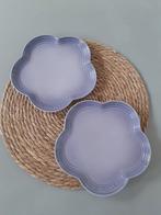 2 Le Creuset bloemvormige borden Bluebell Purple Nieuw, Huis en Inrichting, Keuken | Servies, Ophalen of Verzenden, Nieuw, Overige stijlen