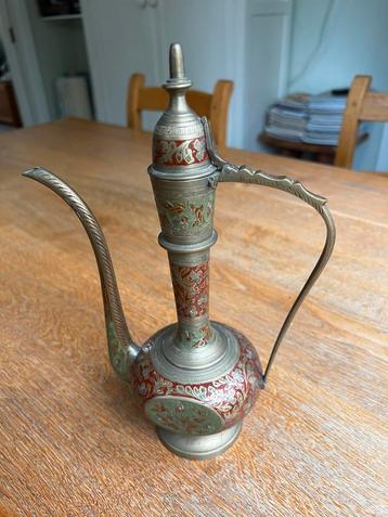 Antieke Indische messing kan beschikbaar voor biedingen