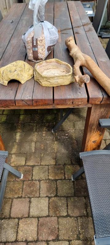 Diverse spullen voor terrarium  beschikbaar voor biedingen