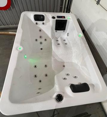 Zeer nette jacuzzi 2 persoons  beschikbaar voor biedingen