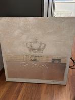 Schilderij met kroon en krantenknipsels, Ophalen of Verzenden