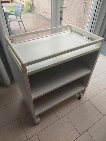  Verschoontafel, aankleedtafel op wieltjes. beschikbaar voor biedingen