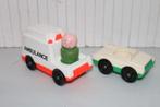 Fisher price ambulance en auto vintage met 1 poppetje hout, Kinderen en Baby's, Speelgoed | Fisher-Price, Ophalen of Verzenden
