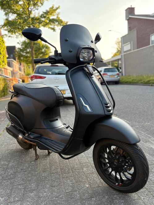 Vespa Sprint ~ 2022 ~ Akrapovic ~ Full Option ~ Brom ~, Fietsen en Brommers, Brommers | Vespa, Zo goed als nieuw, Overige modellen
