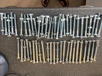 Ik heb 60 stuks m10 bouten en moeren te koop  beschikbaar voor biedingen