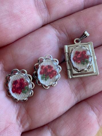 Vintage Petit Point oorbellen & medaillon kettinghanger zgan beschikbaar voor biedingen