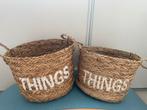 Set van 2 rieten manden met 'THINGS' opschrift, Ophalen, Mand, Rond, Zo goed als nieuw