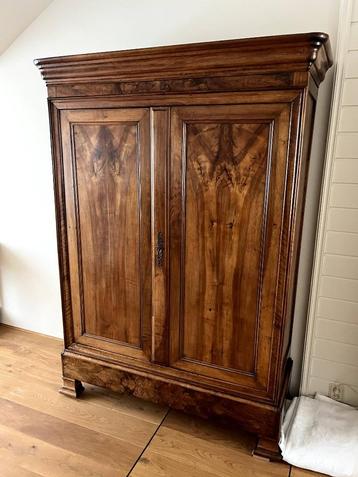 Antieke kledingkast uit Engeland  beschikbaar voor biedingen