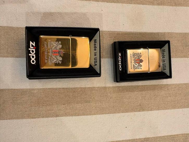 Zippo Aansteker Amsterdam Logo - Nieuw!, Verzamelen, Rookartikelen, Aanstekers en Luciferdoosjes, Nieuw, Aansteker, Ophalen of Verzenden