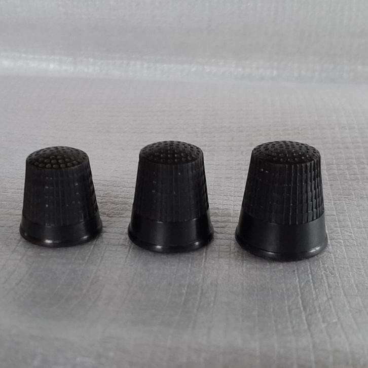 set van 3 vingerhoedjes bakeliet, Antiek en Kunst, Antiek | Overige Antiek, Ophalen
