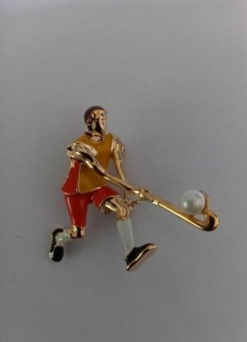 Goudkleurige broche hockeyspeler oranje geel met stick beschikbaar voor biedingen