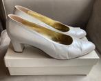 Maat: 39,5 / Witte leren schoenen met klein hakje / pumps, Wit, Overige typen, Ophalen of Verzenden, Favoré