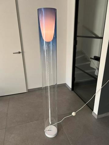De Kartell Toobe vloerlamp  door Ferruccio Laviani beschikbaar voor biedingen