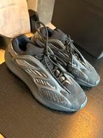Yeezy boost 700 v3 dark glow 43 1/3 zwart sneakers gympen, Kleding | Heren, Ophalen of Verzenden, Yeezy, Zo goed als nieuw, Sneakers of Gympen