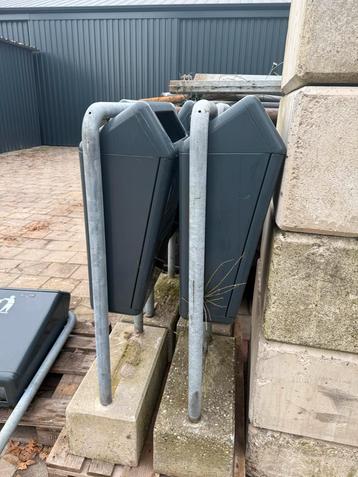 6 Prullenbakken - 2 zonder, 4 met betonvoet beschikbaar voor biedingen