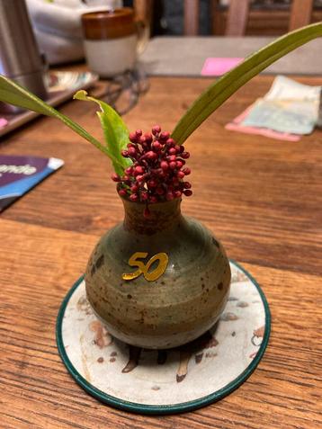 Charmant Vintage Vaasje met Gouden '50' beschikbaar voor biedingen