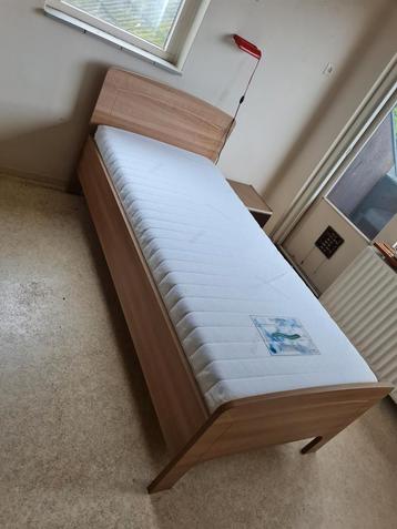Mooie houten eenpersoons bed senioren ledikant 90x200 cm  beschikbaar voor biedingen