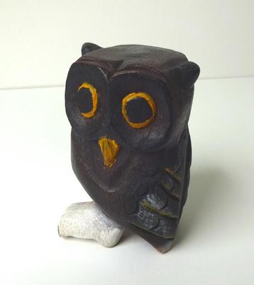 Hout beeldje uil donkerbruin geel met witte poten 9091-d beschikbaar voor biedingen
