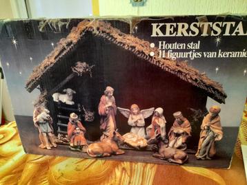 Houten kerststal met 12 figuren beschikbaar voor biedingen