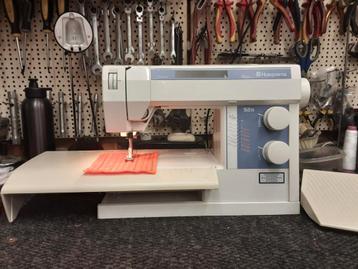 HUSQVARNA NAAIMACHINE MODEL S215  beschikbaar voor biedingen