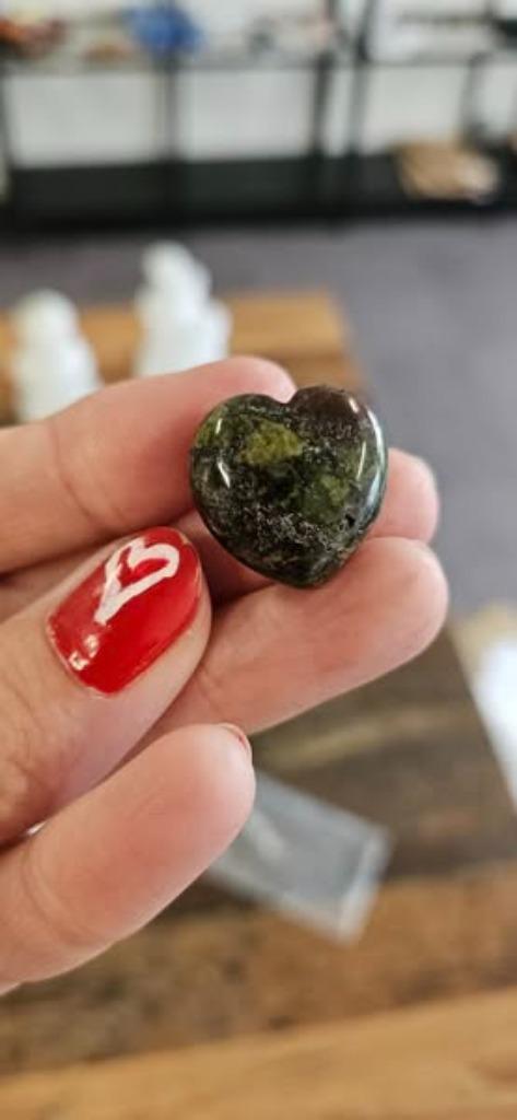 drakenbloed jaspis hartjes, Verzamelen, Mineralen en Fossielen, Ophalen of Verzenden
