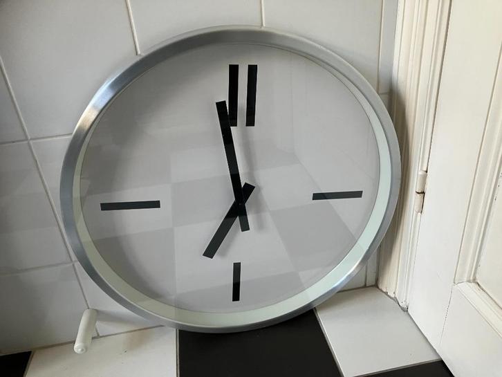 Grote klok wandklok loopt perfect - Lees en zie foto’s, Huis en Inrichting, Woonaccessoires | Klokken, Zo goed als nieuw, Wandklok